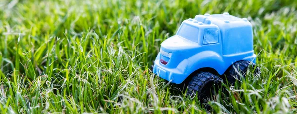 빈티지 아기푸른 자동차에 교통의 생태학 — 스톡 사진