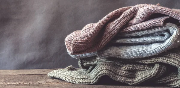 针织从一个灰色纱毛衣和线针织特写 针织作为一种嗜好 针织配件 — 图库照片