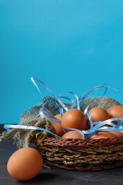 Kırsal Paskalya arkaplanı ve eski ahşap tahtada mesaj için boş alanı olan tavuk yumurtaları.