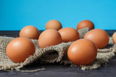 Kırsal Paskalya arkaplanı ve eski ahşap tahtada mesaj için boş alanı olan tavuk yumurtaları.