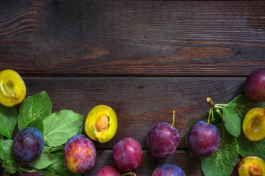 Metin için kopyalama alanı olan ahşap arkaplan desenli sulu erikler