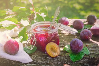 Cam kavanozda taze pancar suyu