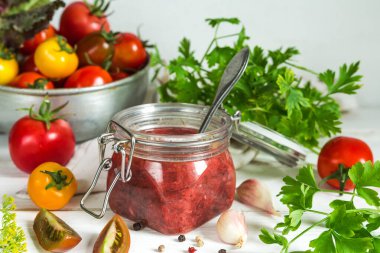 Domates sosu, taze domates, sarımsak, dereotlu, maydanozlu, ahşap kaplama, klasik kırsal yaşam tarzında.