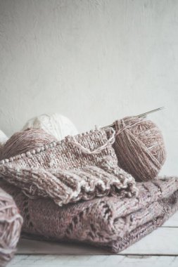 İskandinav stili monokromda kopya alanı olan el yapımı hobi için yün iplik ve örgü iğneleri.