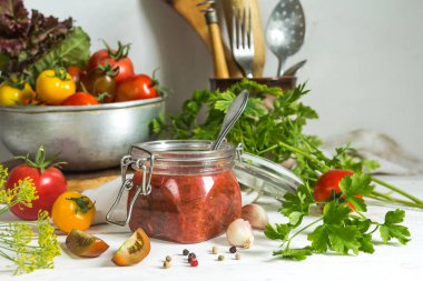 Domates sosu, taze domates, sarımsak, dereotlu, maydanozlu, ahşap kaplama, klasik kırsal yaşam tarzında.