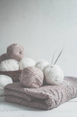 İskandinav stili monokromda kopya alanı olan el yapımı hobi için yün iplik ve örgü iğneleri.