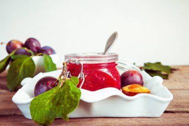 Cam kavanozdaki eriklerden reçel ve kırsal mutfakta bir kasedeki böğürtlenler fotokopi alanı ile uyumlu klasik tarzda.