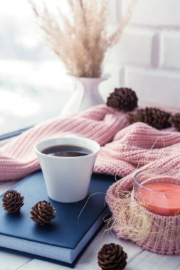 Masanın üzerinde beyaz fincanda bir fincan kahve. 