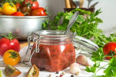 Domates sosu, taze domates, sarımsak, dereotlu, maydanozlu, ahşap kaplama, klasik kırsal yaşam tarzında.