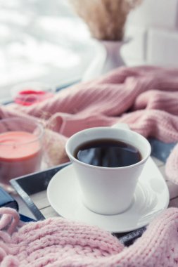 Elinde çay tutan bir kadın.