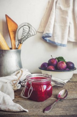 Cam kavanozdaki meyveli eriklerden reçel ve kırsal mutfakta bir kasedeki meyveli böğürtlenler fotokopi alanı ile uyumlu klasik tarzda.
