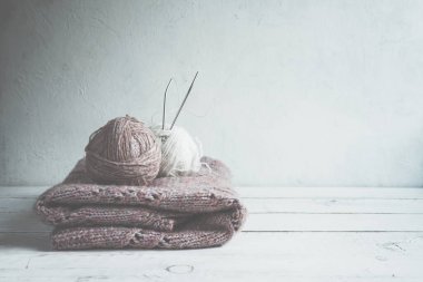 Yaşlı Buda tahta masanın üzerinde..