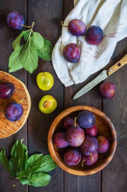 Eski tarz ahşap arkaplan desenli sulu erikler, peçete, metin için fotokopi alanı olan bıçak