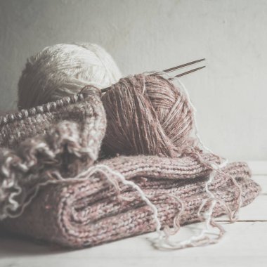 İskandinav stili monokromda kopya alanı olan el yapımı hobi için yün iplik ve örgü iğneleri.