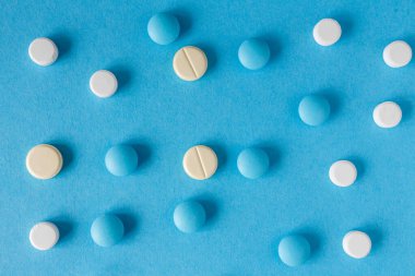 Mavi arka planda mavi ve beyaz haplar