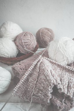 İskandinav stili monokromda kopya alanı olan el yapımı hobi için yün iplik ve örgü iğneleri.