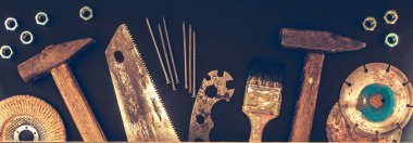 Sonbahar ve Şükran Günü hasadı konsepti. Mevsimlik meyve armudu ve erik ahşap bir masanın üzerinde, kırsal tarzda fotokopi alanı ile.