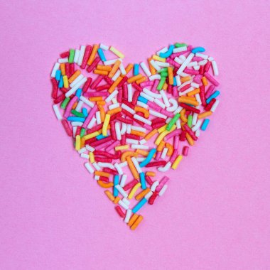 Pembe arka plan görünümlü çok renkli konfeti