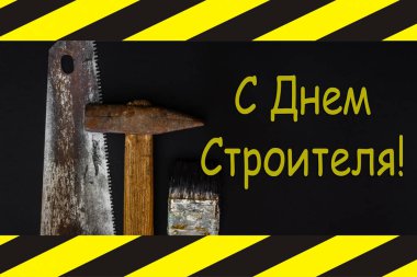 Sonbahar ve Şükran Günü hasadı konsepti. Mevsimlik meyve armudu ve erik ahşap bir masanın üzerinde, kırsal tarzda fotokopi alanı ile.