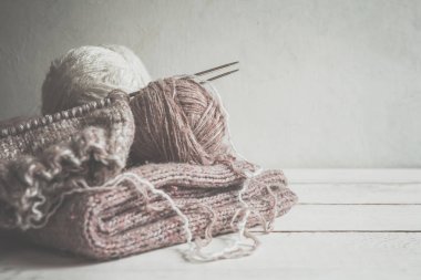 İskandinav stili monokromda kopya alanı olan el yapımı hobi için yün iplik ve örgü iğneleri.