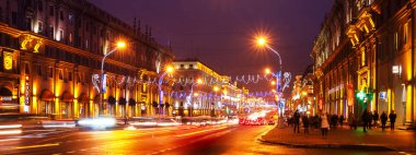 Noel 'de süslenmiş Xmas Ağacı ve Beyaz Rusya, Minsk' te yeni yıl tatili ile Eski Şehir iskelesi mimarisinin güzel kış manzarası