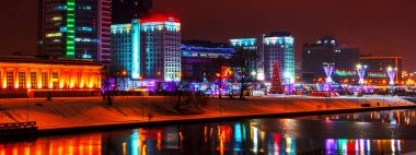 Noel 'de süslenmiş Xmas Ağacı ve Beyaz Rusya, Minsk' te yeni yıl tatili ile Eski Şehir iskelesi mimarisinin güzel kış manzarası