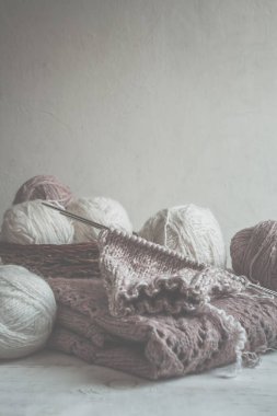 İskandinav stili monokromda kopya alanı olan el yapımı hobi için yün iplik ve örgü iğneleri.