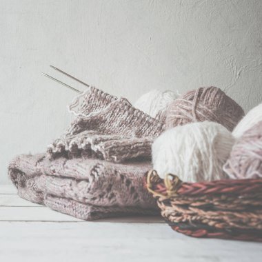 İskandinav stili monokromda kopya alanı olan el yapımı hobi için yün iplik ve örgü iğneleri.