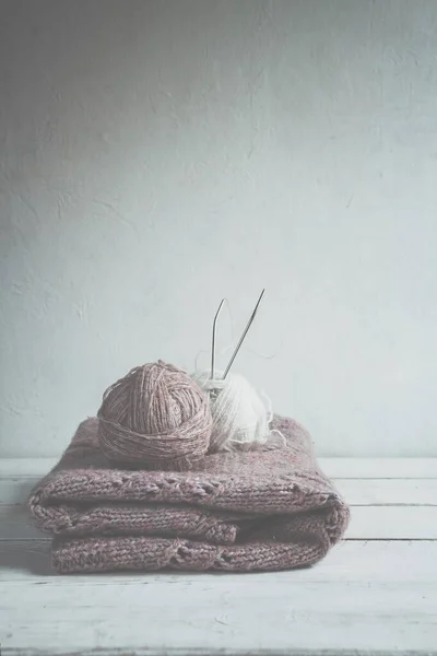 ウール糸と編み針のチューブは コピースペースと北欧スタイルのモノクロで手作り趣味を編むために — ストック写真
