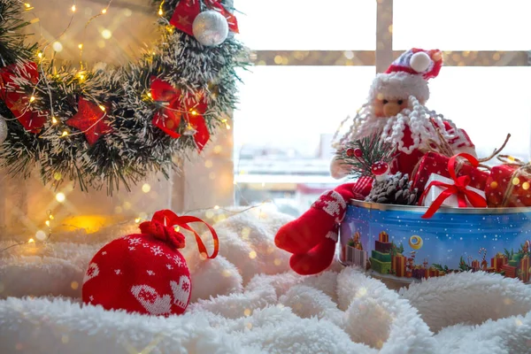 Feliz Natal Caixas Mágicas Peitoril Janela Decorada Para Férias — Fotografia de Stock