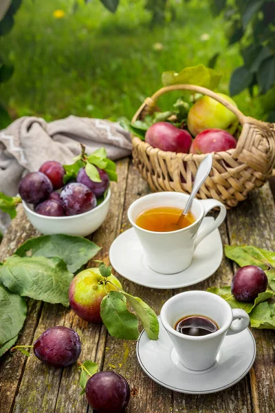 Lunch Breakfast Terrace Garden Orange Juice Pie Coffee Tea Apples — Stock Photo, Image