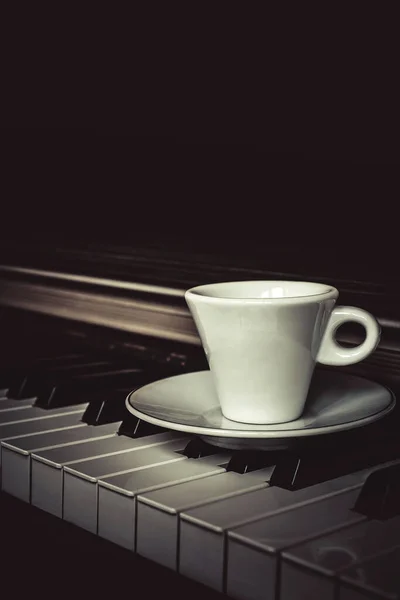 Kopje Koffie Piano Toetsen Met Kopieerruimte Concept Van Koffiepauze Muzikale — Stockfoto
