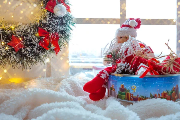 Feliz Natal Caixa Presente Mágica Peitoril Janela Decorada Para Férias — Fotografia de Stock