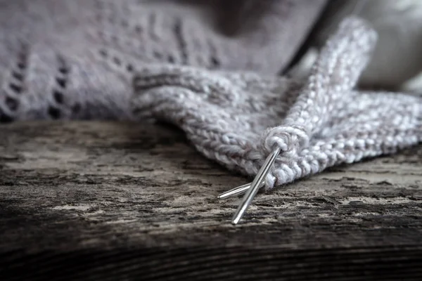 Tubos de fios de lã e agulhas de tricô para tricotar hobby artesanal em estilo escandinavo monocromático com espaço de cópia — Fotografia de Stock