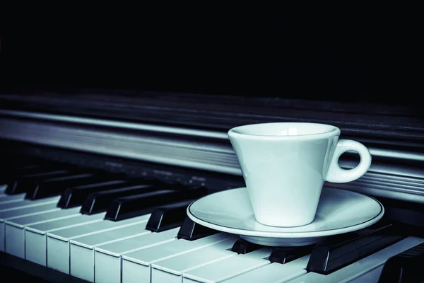 Tasse Kaffee Auf Klaviertasten Mit Kopierraum Konzept Der Kaffeepause Musikalische — Stockfoto