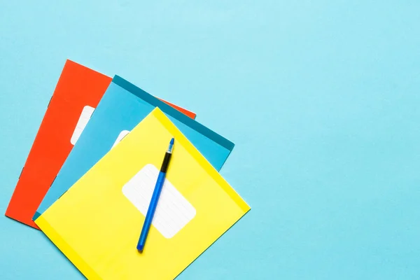 Accesorios Para Escuela Cuadernos Bolígrafos Lápices Para Lugar Trabajo Escolar — Foto de Stock