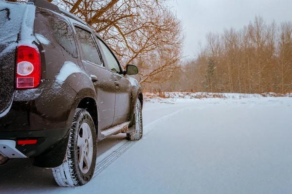 Bildäck Vinterväg Täckt Med Snö Snöiga Landskap Med Ett Fordon — Stockfoto