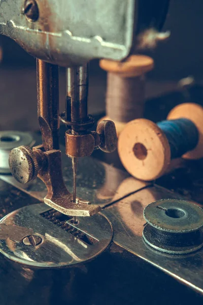 Máquina Costura Retro Velha Detalhes Close Agulha Linha Bobina — Fotografia de Stock