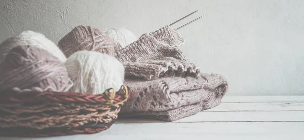 ウール糸と編み針のチューブは 北欧スタイルのモノクロームで手作り趣味を編むためのコピースペース長いバナー付きアクセサリー編み物のためのアクセサリー — ストック写真