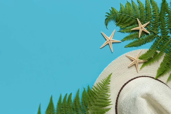Seashell Ψάθινο Καπέλο Αφήνει Ένα Μπλε Φόντο Επίπεδη Πάνω Όψη — Φωτογραφία Αρχείου