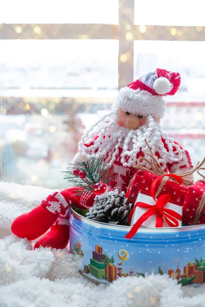 Joyeux Noël Des Coffrets Cadeaux Magiques Sur Seuil Fenêtre Décorée — Photo