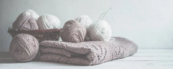斯堪的纳维亚风格单色针织毛线和针织业余爱好用针织针织毛线和针织针织针织针织管材 — 图库照片