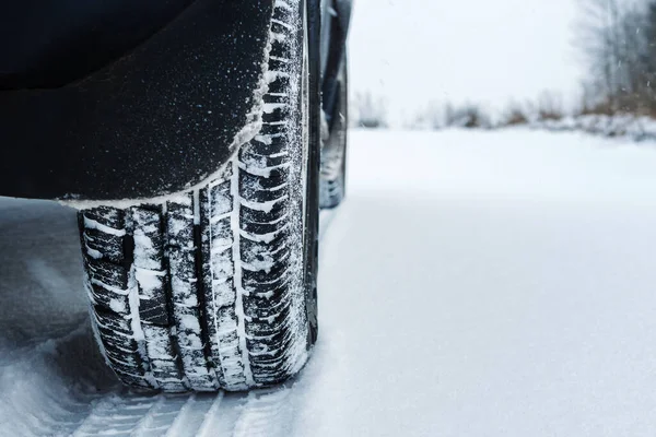 Mörk Bil Snöig Väg Vinterresa Närbild Ett Däckskydd Begreppet Fara — Stockfoto