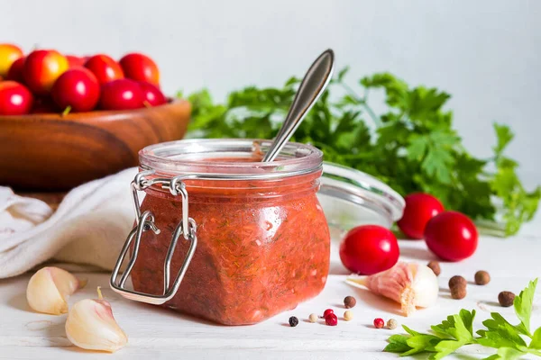 Salsa Tkemali Ciruelas Rojas Ingredientes Para Cocinar Ajo Perejil Eneldo —  Fotos de Stock