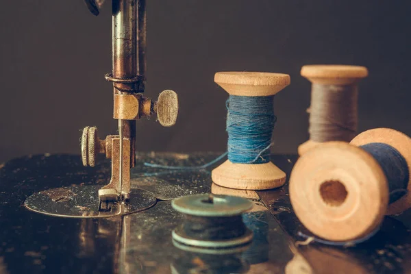 旧式缝纫机复古 细节粗制 线圈缠绕着线 老式风格 裁缝机裁缝店服装历史的选择焦点 — 图库照片