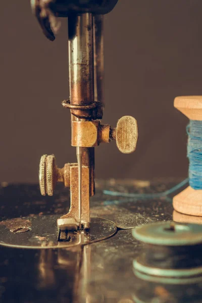 Máquina Costura Retro Velha Detalhes Close Agulha Linha Bobina — Fotografia de Stock