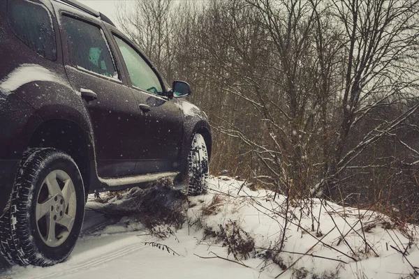 Bildäck Vinterväg Täckt Med Snö Snöiga Landskap Med Ett Fordon — Stockfoto