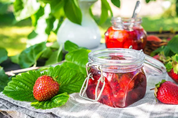 Marmellata Fragole Succose Fragole Mature Tavolo Legno Giardino Pomeriggio Sole — Foto Stock