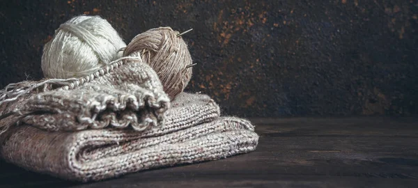 Wollfäden Und Stricknadeln Zum Stricken Handgefertigtes Hobby Skandinavischen Stil Monochrom — Stockfoto