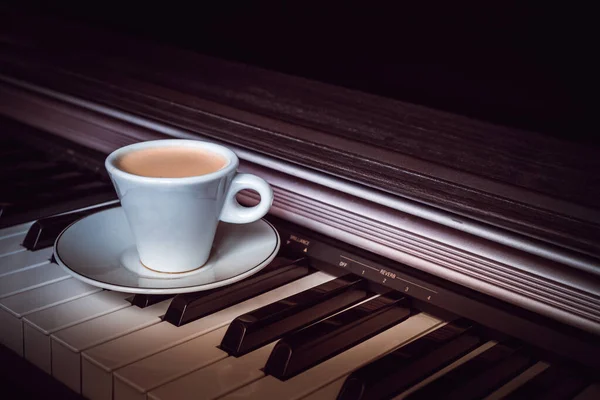 Tasse Kaffee Auf Klaviertasten Mit Kopierraum Konzept Der Kaffeepause Musikalische — Stockfoto